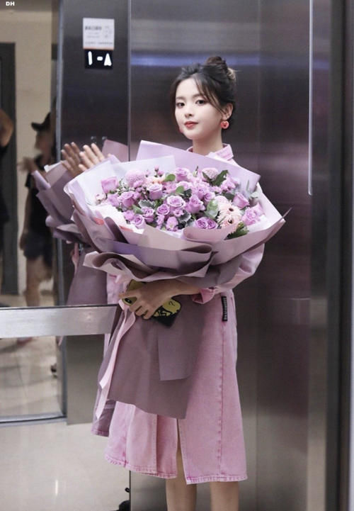  现身|杨超越现身薇娅直播间，粉色套装少女感满满，坦言被郭京飞误认为婶子