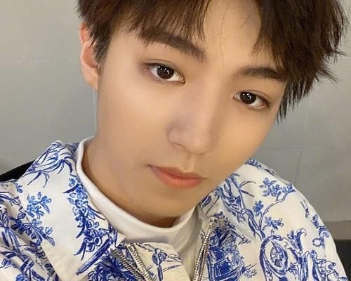  中餐厅|中餐厅晒杀青大合影，却被黄晓明手机壁纸抢镜，Baby知道吗