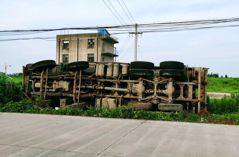  武警|程勇敢，真勇敢！这名武警教员冲上侧翻卡车一把救出被困司机