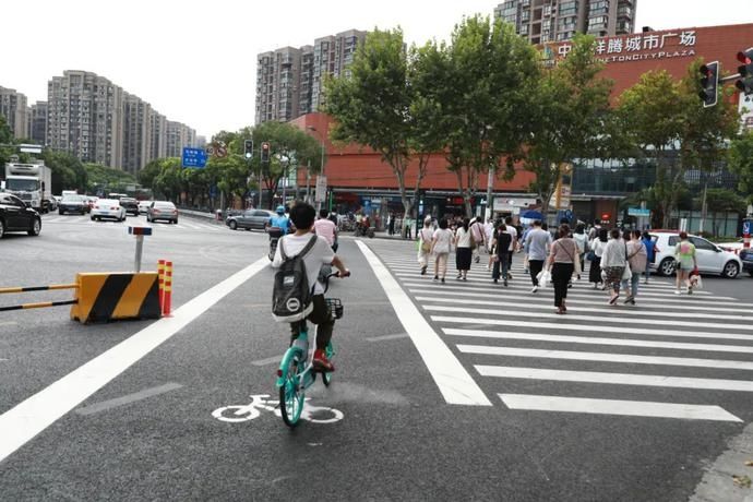 路口|人民日报点赞的同款斑马线，嘉定这个路口也有了！