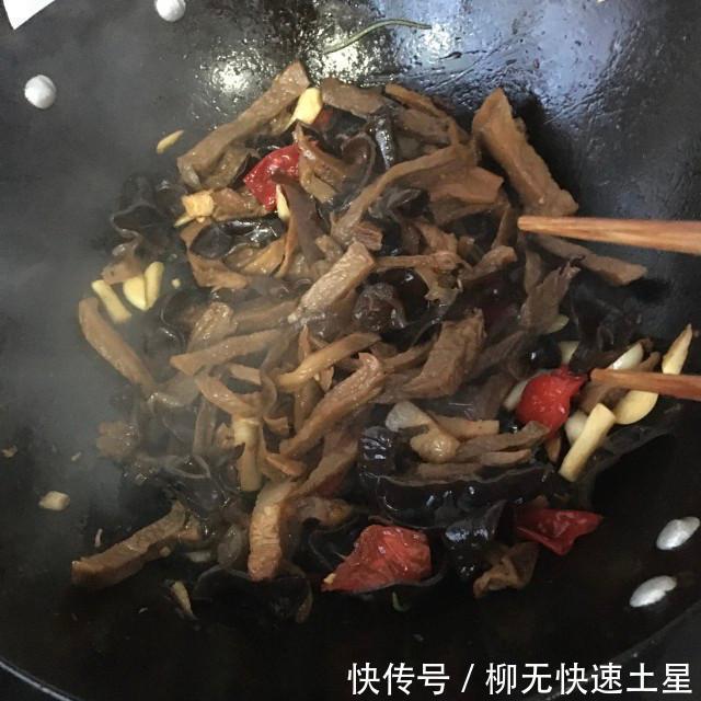  泡椒|泡椒炒咸菜干，微辣爽口。好吃下饭