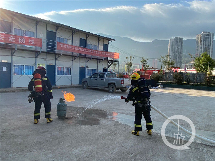  煤气罐|烈火英雄！消防小哥抱着两个冒火煤气罐冲出火场