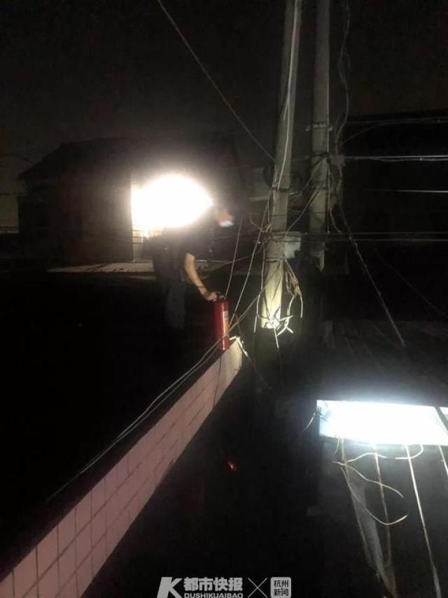 扑救|杭州一处电线起火燃起2米高,他攀上4米高墙扑救火灾