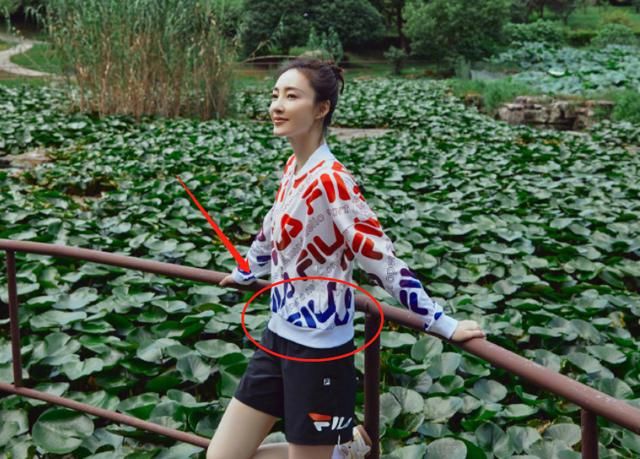  绑到|王丽坤晒运动写真，当她将上衣绑到腰间时，这腰围我没看错吧？