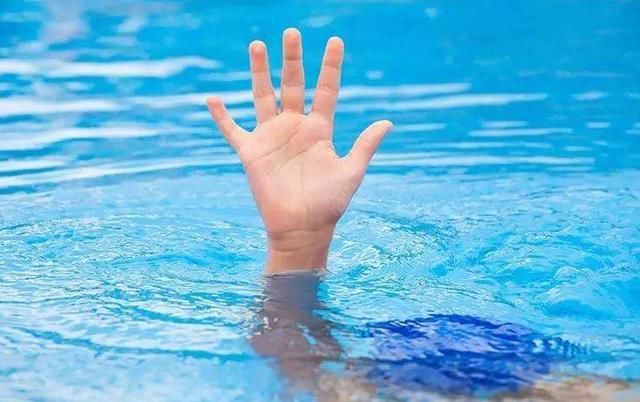  干性|宝爸带8岁儿子游泳，回家后孩子却呼吸困难，“干性溺水”危险大