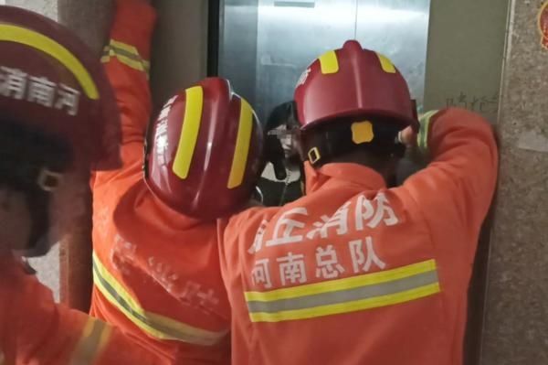 消防救援人员|女子被困19层电梯,消防员1分钟撬开电梯将其救出