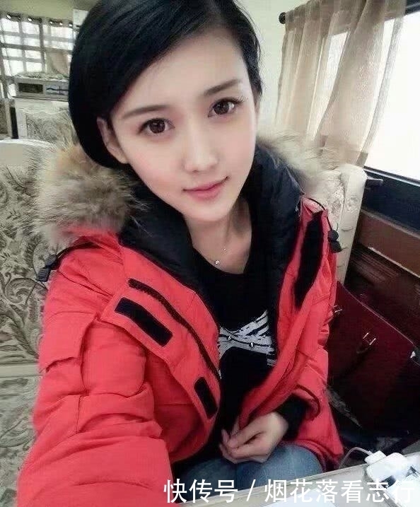 你俩|妹子,你俩穿个裙子还跳这么高,有点淑女形象好不?太尴尬了吧