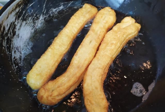  炸油条|做油条，不需使用酵母，用“它”来发酵，松软香脆，油条受欢迎！