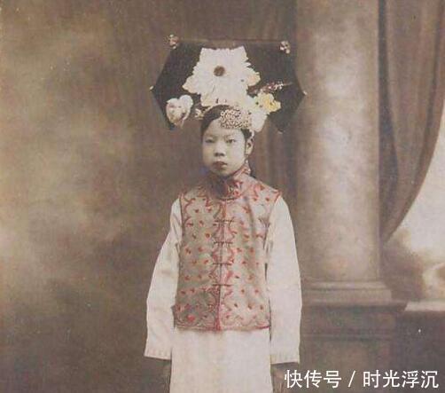  抗战时期|离开紫禁城后，末代皇妃毅然离婚，抗战时期沦为小贩，晚年嫁平民！