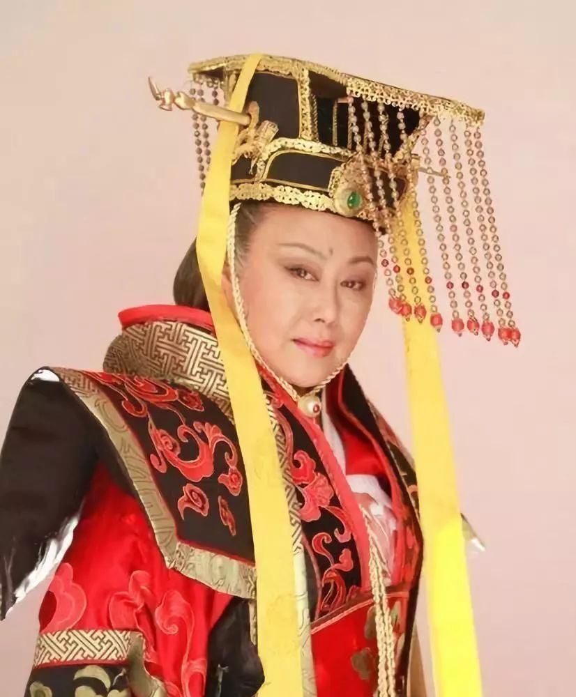  出门|70岁斯琴高娃曾遭8年家暴，如今出门靠轮椅