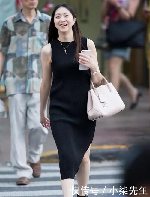 时尚|街拍的时尚美女们,有两位美女还在工作中,值得称赞!