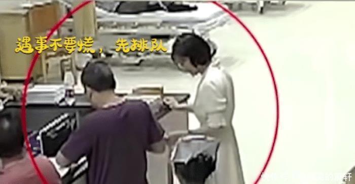  就医|大心脏女子草丛捡手机被蛇咬，手提活蛇淡定排队就医