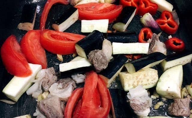  好吃|美味的牛肉茄子锅太好吃了，连筷子都装不下，这和米饭很相配