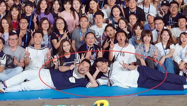  杨颖|《跑男》公布杀青照，杨颖站在Ｃ位不意外，吴宣仪却很难找到