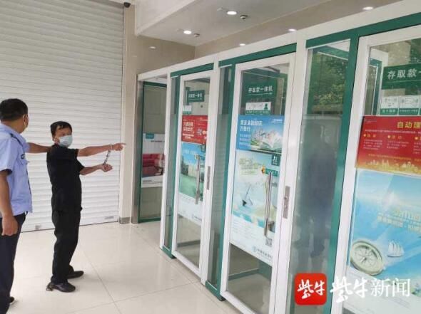  市民|59岁男子夜晚持刀抢劫女子，镇江三市民散步时“智取”活捉