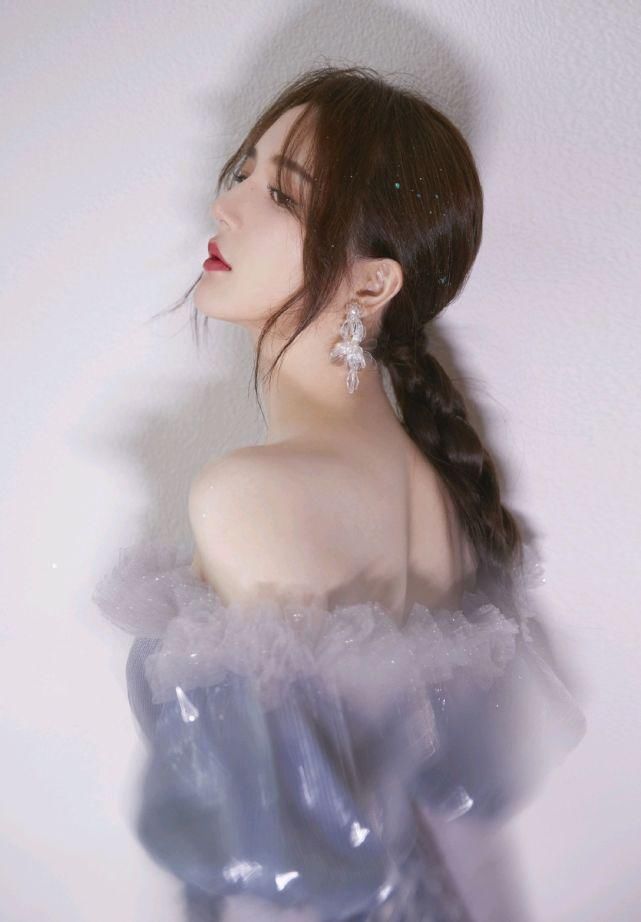  马尾|靳梦佳把头发扎成低马尾好温柔，身穿亮片雾霾蓝连衣裙，优雅大气