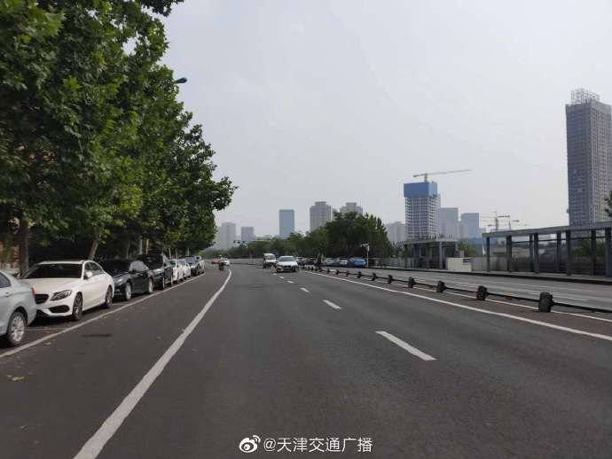  东路|天津 海河东路上一车行驶中失控撞翻200米护栏