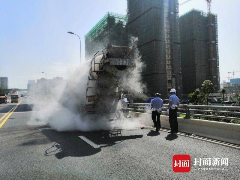  看着|看着都热！烈日当空搅拌车起火 交警赶到紧急灭火