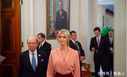 无奈|特朗普式父爱好无奈!握爱女双手不放要闹啥,伊万卡用笑掩饰尴尬