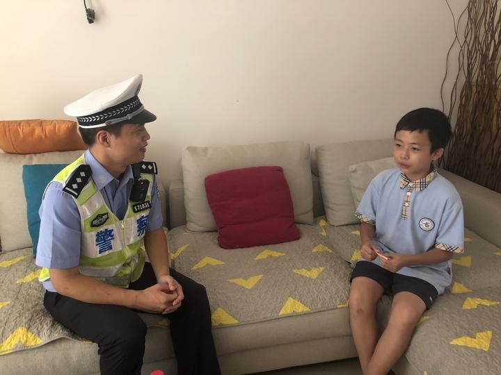  代言|台州初一男生教育不戴头盔阿姨上热搜，交警上门感谢还邀请他“代言”