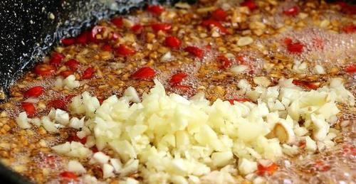  鲜美|立秋之后海鲜正当季，8毛钱的扇贝，配上秘制金银蒜，又香又鲜美