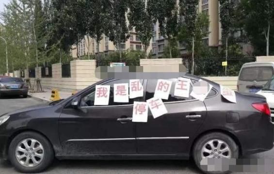 尽失|宝马停车堵通道，路人送上9张纸，网友：让你颜面尽失