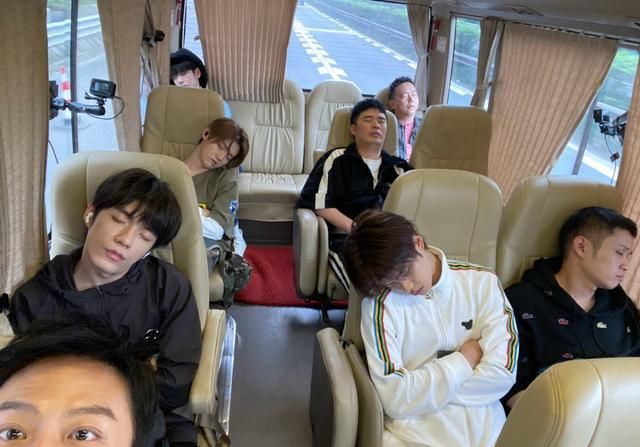  综艺节目|邓超晒最新路透照，陈赫鹿晗车内睡觉超搞笑，鹿晗素颜近照曝光