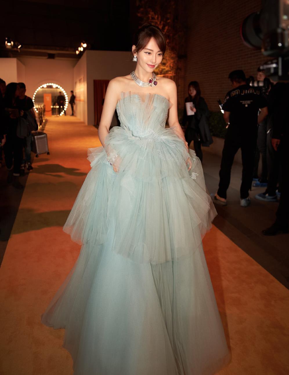 仙女|张嘉倪一袭水蓝色蛋糕裙温婉动人,32岁依然是小仙女,飘逸又灵动