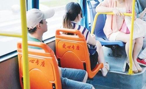 怀孕|“假孕妈”被逼让座，一张纸的“无意”飘落，让在场众人哑言