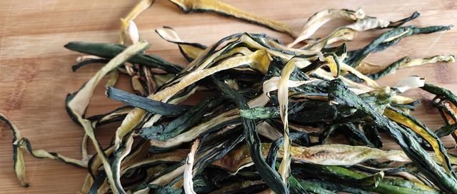  吃不完|巧用三伏天把吃不完的黄瓜晒成干，留着冬天炒肉吃，又香又脆