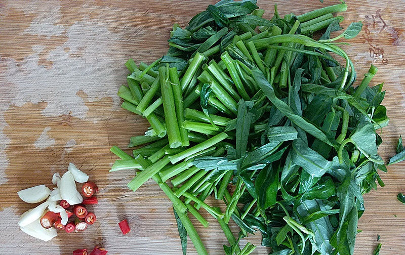  蔬菜|蔬菜界的“绿色精灵”，营养价值比番茄高，常吃洁齿口臭没了