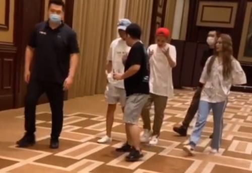  徐艺洋|创3庆功宴：鹿晗黄子韬有说有笑，而一旁徐艺洋的表情引人注意