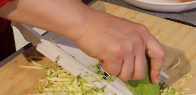 老少皆宜|早餐饼西葫芦鸡蛋饼,味道鲜美,老少皆宜,做法简单又省事、快捷