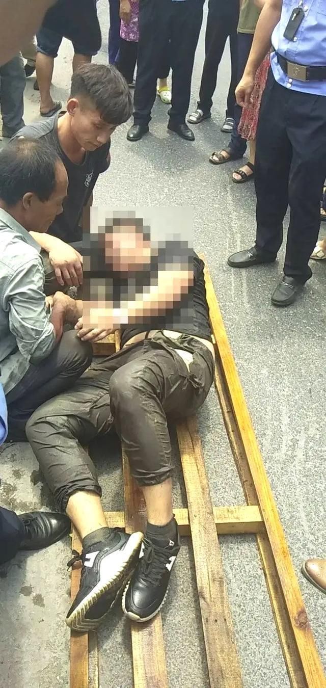  女子|女子开车将出轨丈夫撞进河：一脚油门踩到底，连人带护栏一起坠河