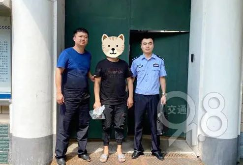  蓝某|杭州一男子为了下酒菜，换上雨衣把手伸进了......