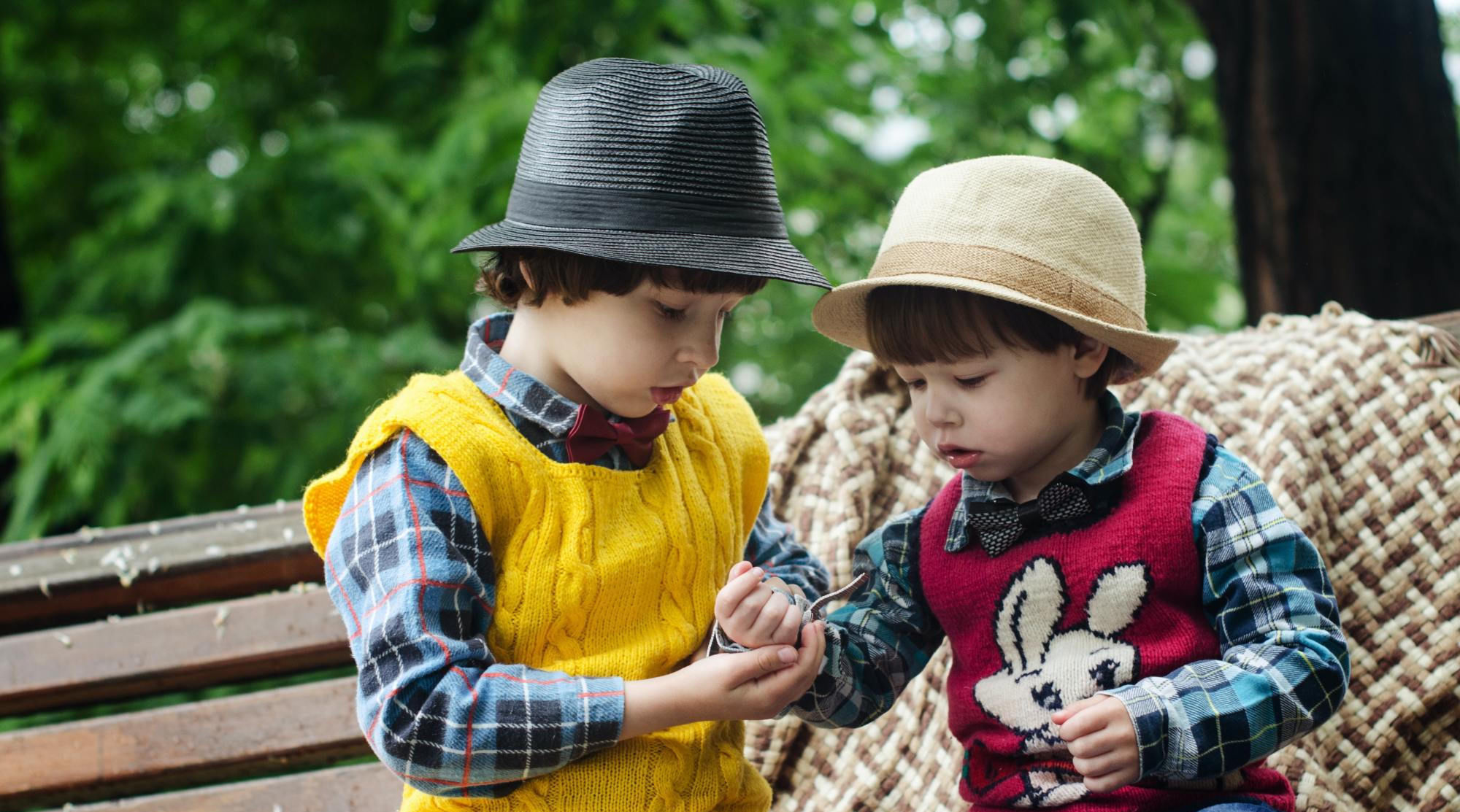  亲如手足|“这是我的，不给弟弟玩”二胎家庭这样引导孩子爱分享，亲如手足