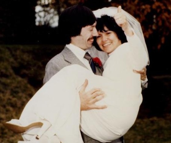  女孩|4岁女孩在森林生活，成了猴孩，24年后生下两个女儿