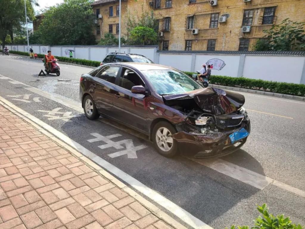  茶亭|突发!头茶亭路一辆公交车被追尾,后车车头严重损毁