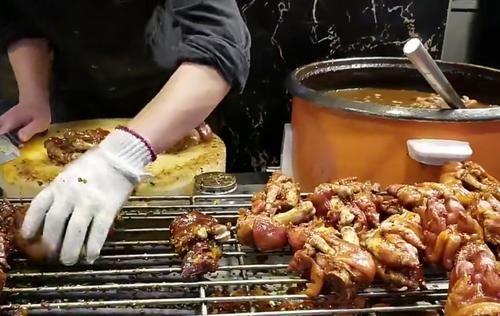 先卤|夜市烤猪蹄成女孩最爱!先卤后烤入味又软糯,满满胶原蛋白太诱人