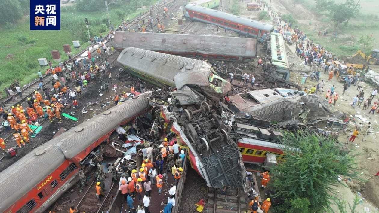 外媒：印度奥迪沙邦发生列车相撞事故，已致288人死亡约900人受伤
