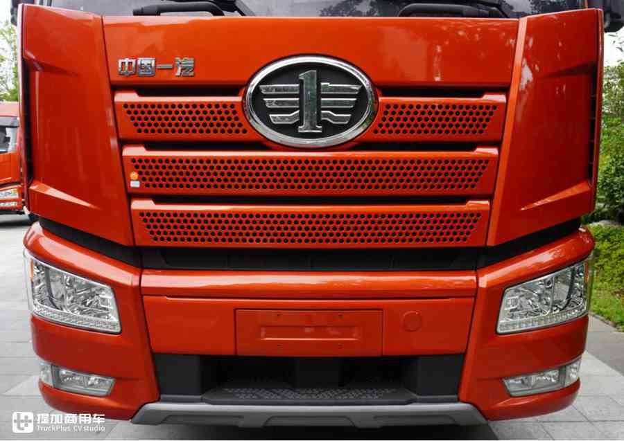  推出|解放J6P推出一款砂石料运输牵引车，配置怎么样？实拍带你看看