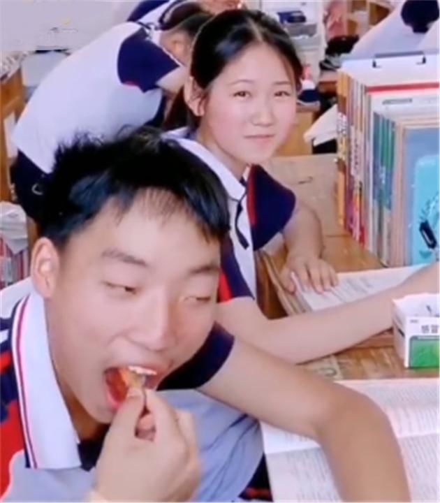 青春|男生午休偷吃辣条被班主任逮住，同桌表情亮了，网友：青春的样子