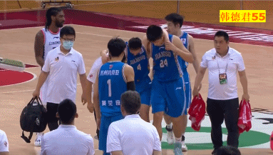  比赛|误伤他人怎么办？韩德君给CBA球员做出了表率，先关心一下对手