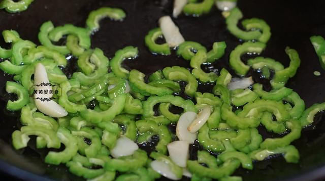  苦瓜|热天，吃这菜超省事儿，清热解暑又去火，整个夏天都精神