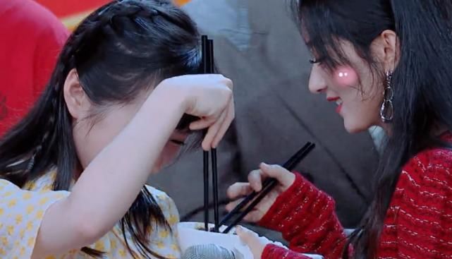  粉丝|赵丽颖看到卤肉，立马拿碗盛，看到她给谁吃了？粉丝直呼羡慕