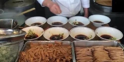 碗面|10元1口的面你吃过吗大哥小摊开了12年,食客天天排队还买不到
