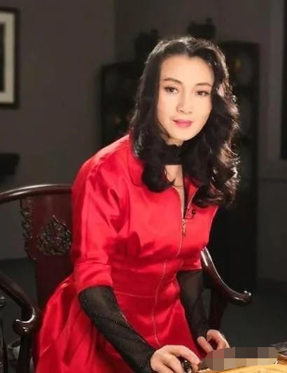  玻璃|曾经绝美容貌遭人嫉妒险被玻璃渣子毁容，如今却自行整成网红脸？