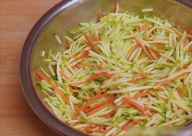  菜卷|这样用西葫芦做出的菜卷，每一层都裹满了馅料，吃起来非常的美味