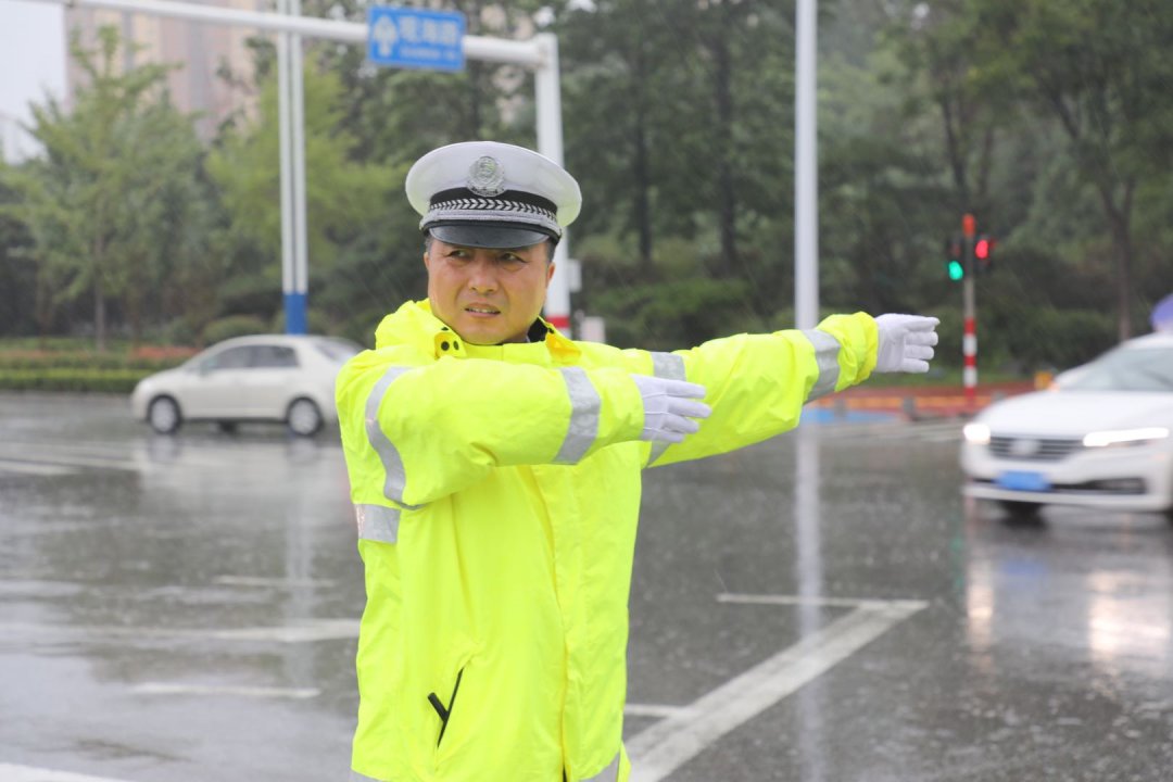  风雨|烟台交警，风雨中的逆行者！