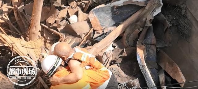  导致|民房突然坍塌，3人被埋废墟！下雨导致房屋受损